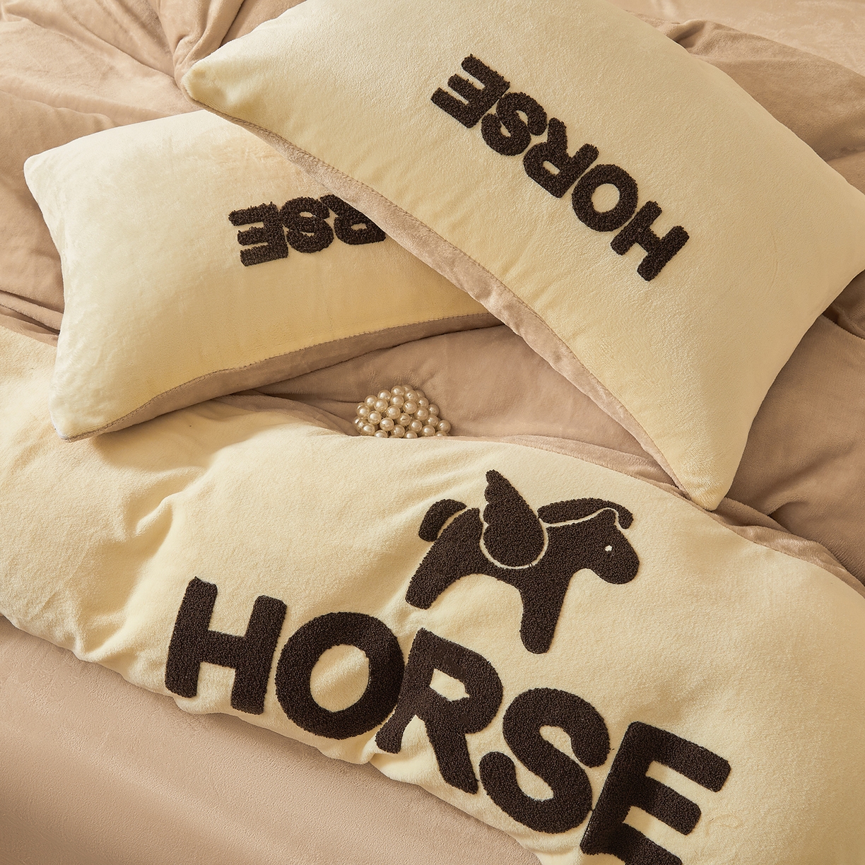 91家纺网 家纺一手货源 找家纺 义博家纺 2025新款高克重牛奶绒双拼毛巾绣爱马系列四件套 爱马 咖