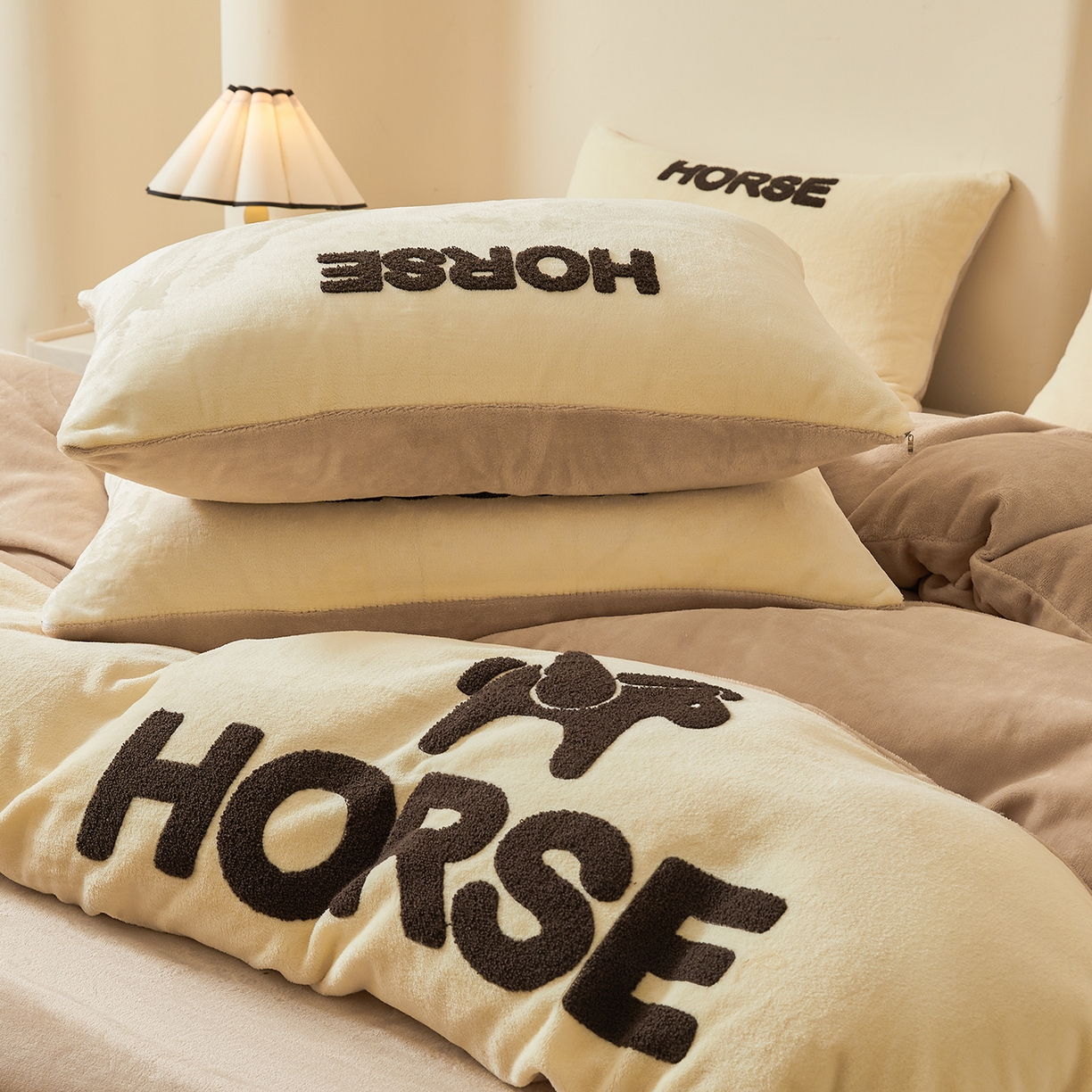 91家纺网 家纺一手货源 找家纺 义博家纺 2025新款高克重牛奶绒双拼毛巾绣爱马系列四件套 爱马 咖