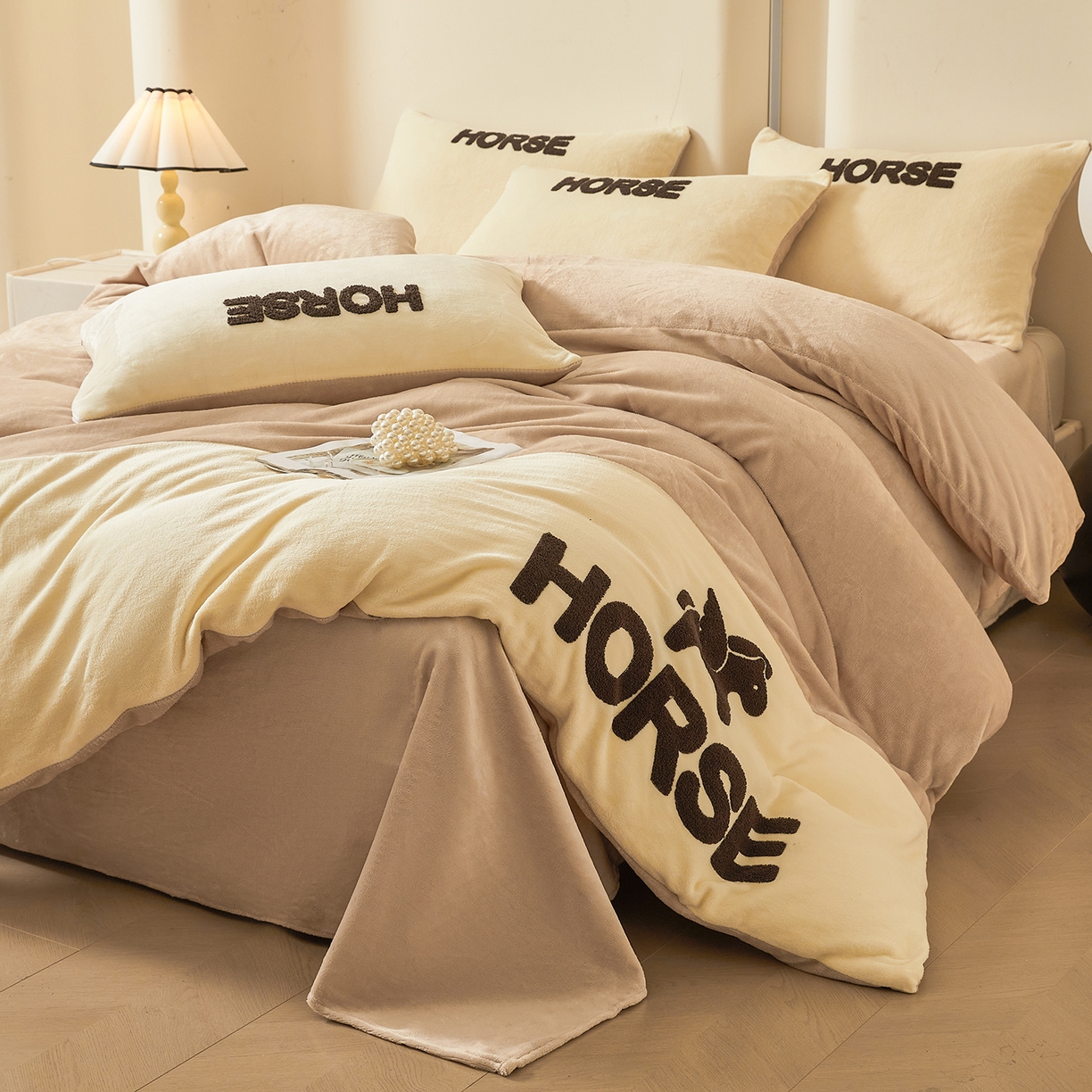 91家纺网 家纺一手货源 找家纺 义博家纺 2025新款高克重牛奶绒双拼毛巾绣爱马系列四件套 爱马 咖