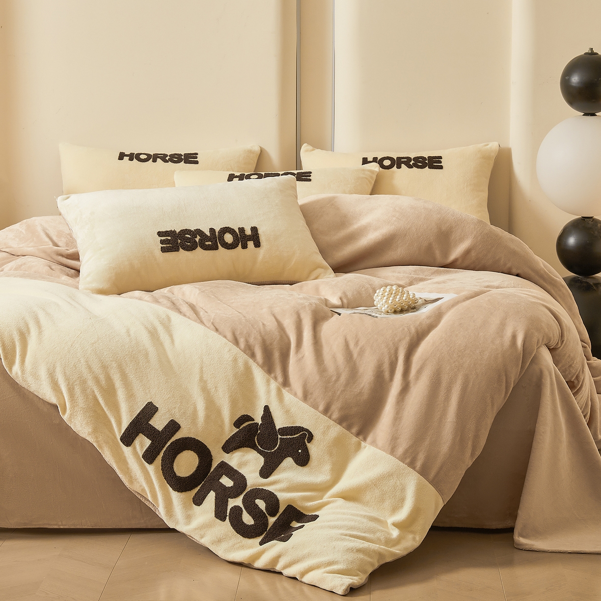 91家纺网 家纺一手货源 找家纺 义博家纺 2025新款高克重牛奶绒双拼毛巾绣爱马系列四件套 爱马 咖