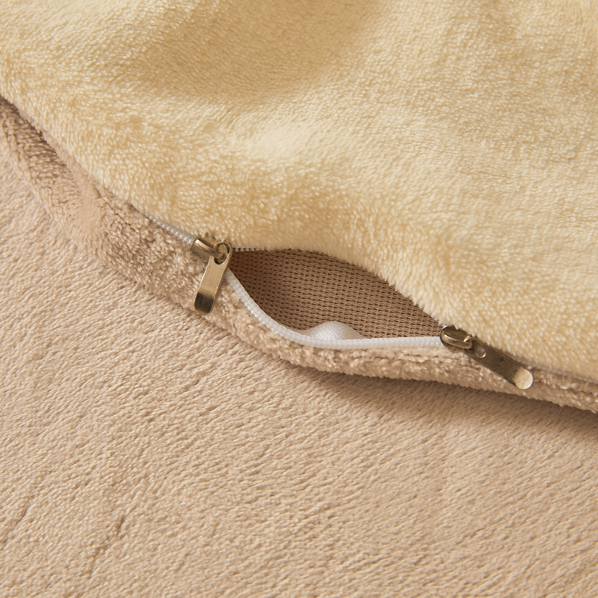 91家纺网 家纺一手货源 找家纺 义博家纺 2025新款高克重牛奶绒双拼毛巾绣爱马系列四件套 爱马 咖