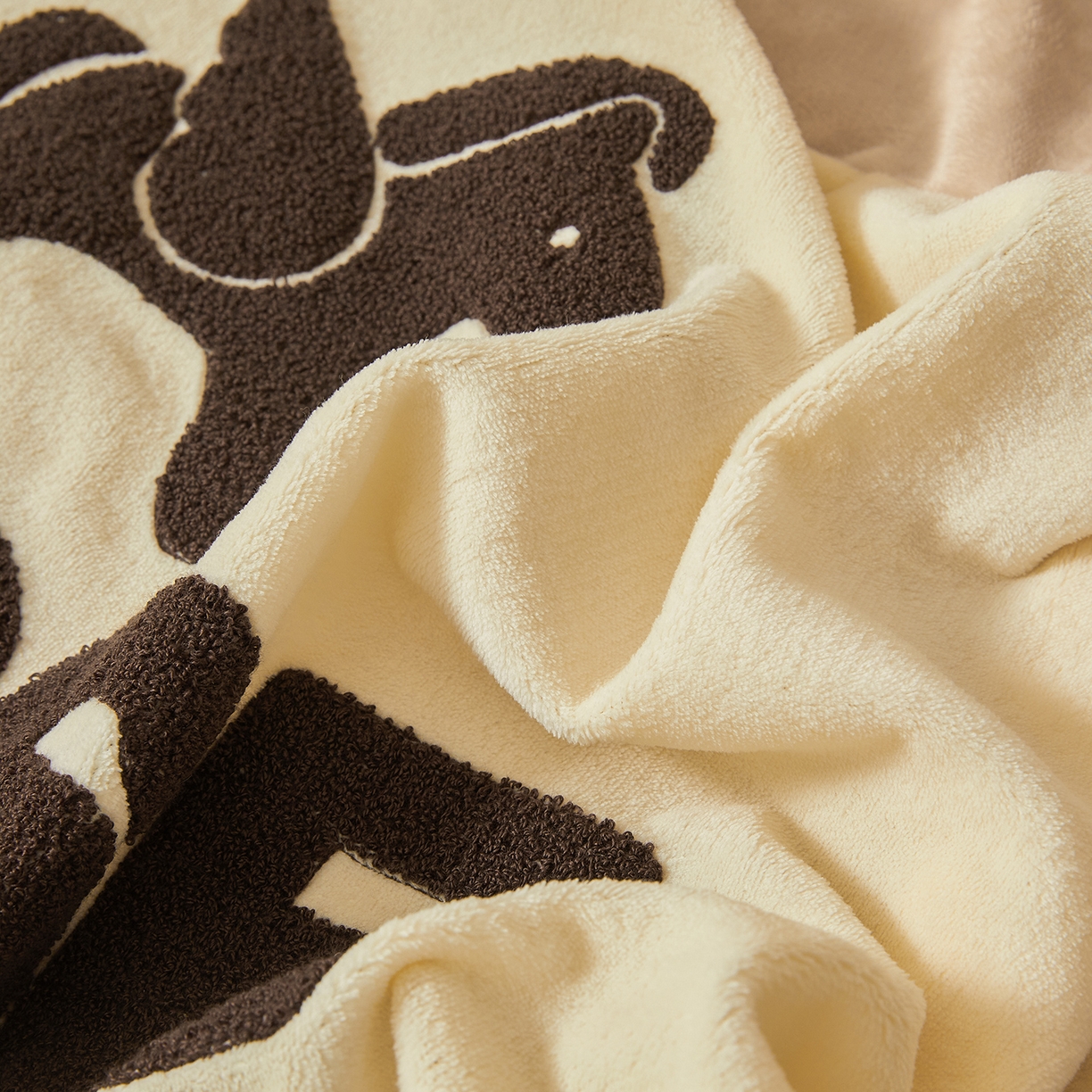 91家纺网 家纺一手货源 找家纺 义博家纺 2025新款高克重牛奶绒双拼毛巾绣爱马系列四件套 爱马 咖