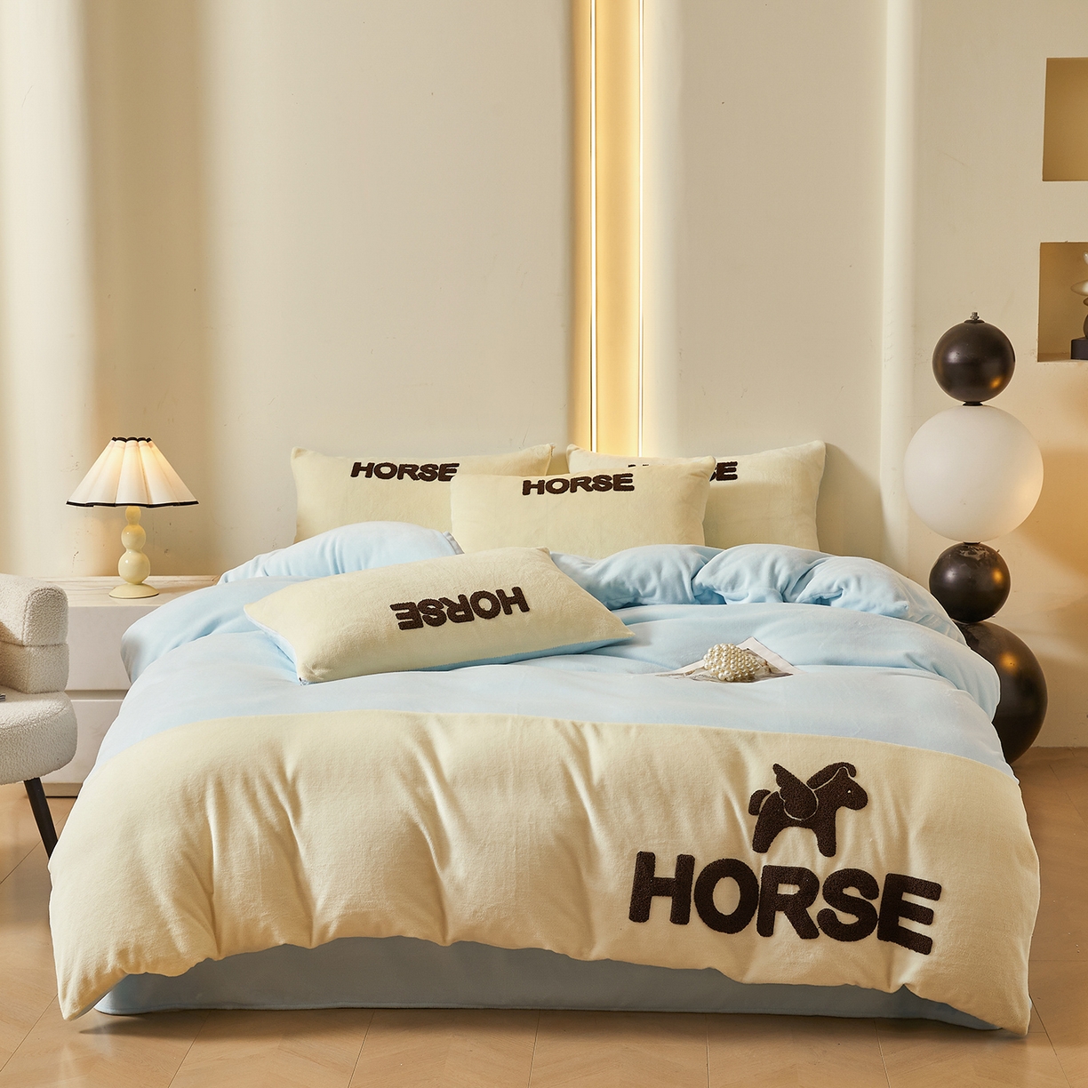 义博家纺 2025新款高克重牛奶绒双拼毛巾绣爱马系列四件套 爱马 蓝