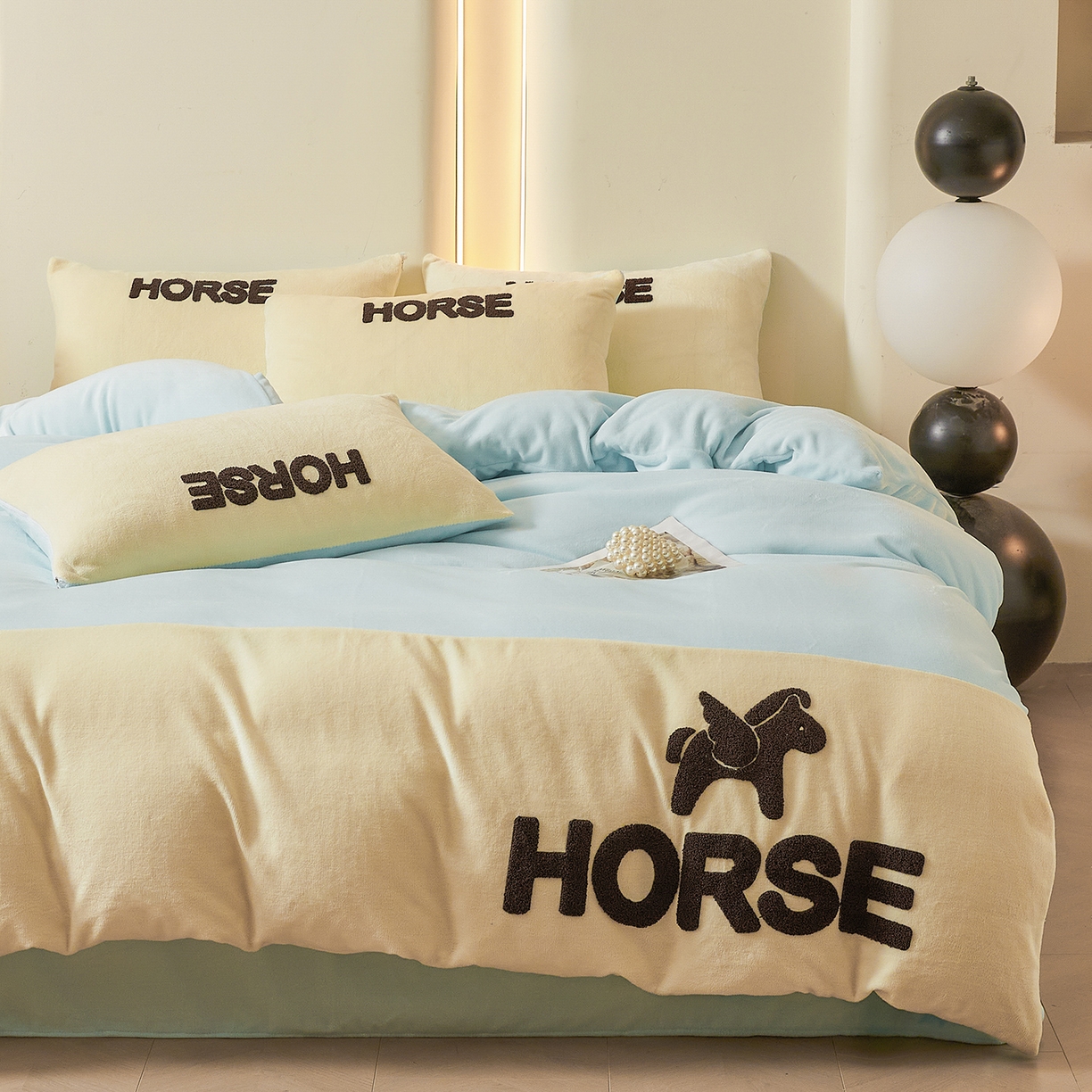 91家纺网 家纺一手货源 找家纺 义博家纺 2025新款高克重牛奶绒双拼毛巾绣爱马系列四件套 爱马 蓝