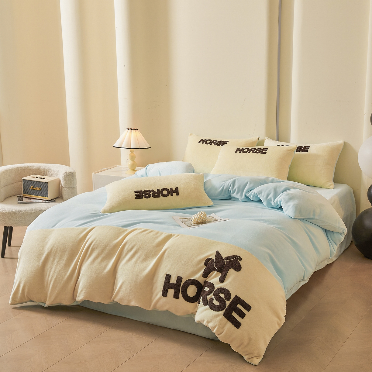 91家纺网 家纺一手货源 找家纺 义博家纺 2025新款高克重牛奶绒双拼毛巾绣爱马系列四件套 爱马 蓝