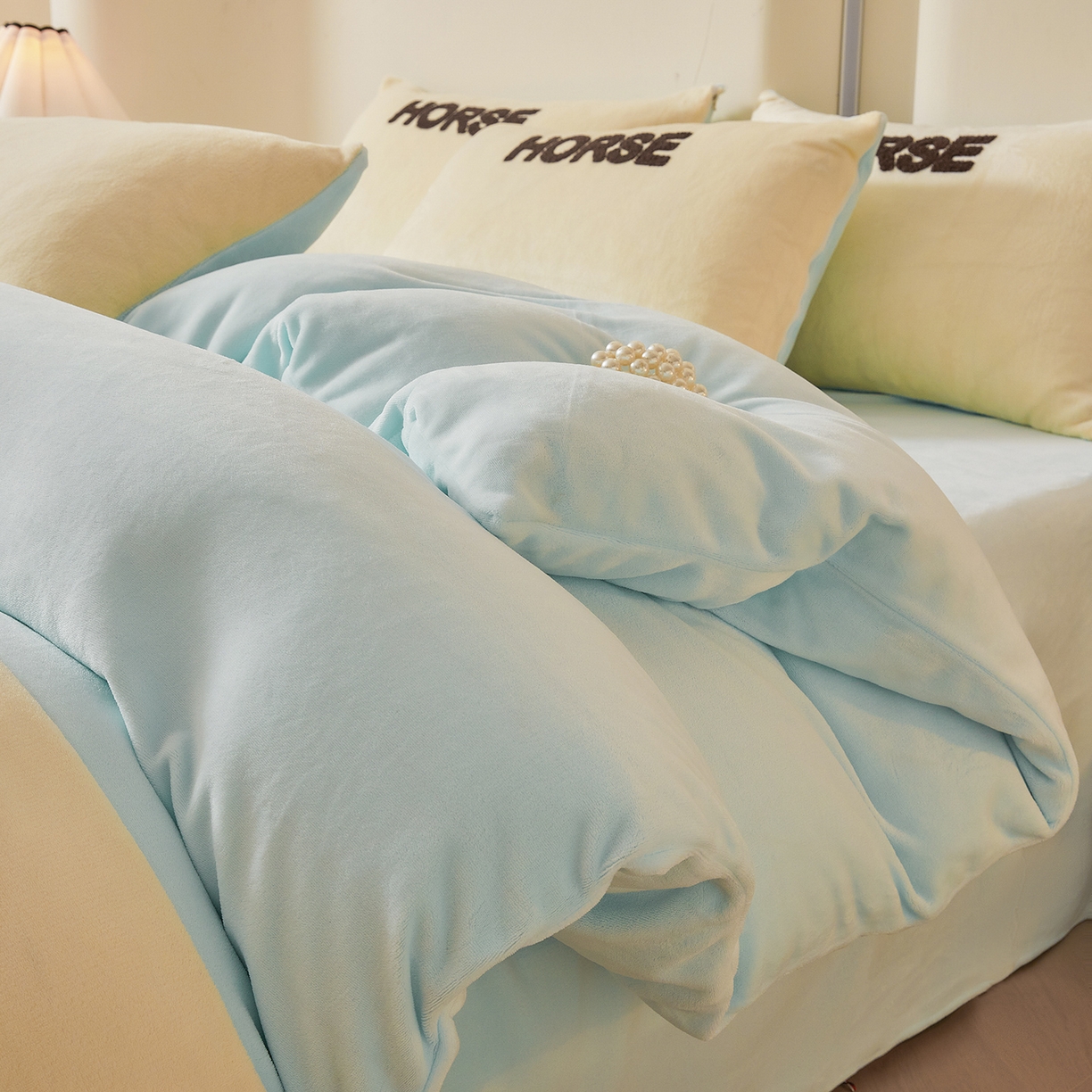 91家纺网 家纺一手货源 找家纺 义博家纺 2025新款高克重牛奶绒双拼毛巾绣爱马系列四件套 爱马 蓝