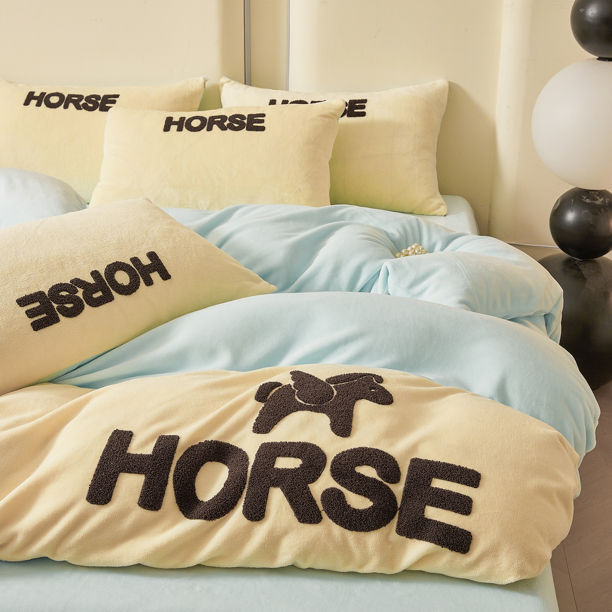 91家纺网 家纺一手货源 找家纺 义博家纺 2025新款高克重牛奶绒双拼毛巾绣爱马系列四件套 爱马 蓝