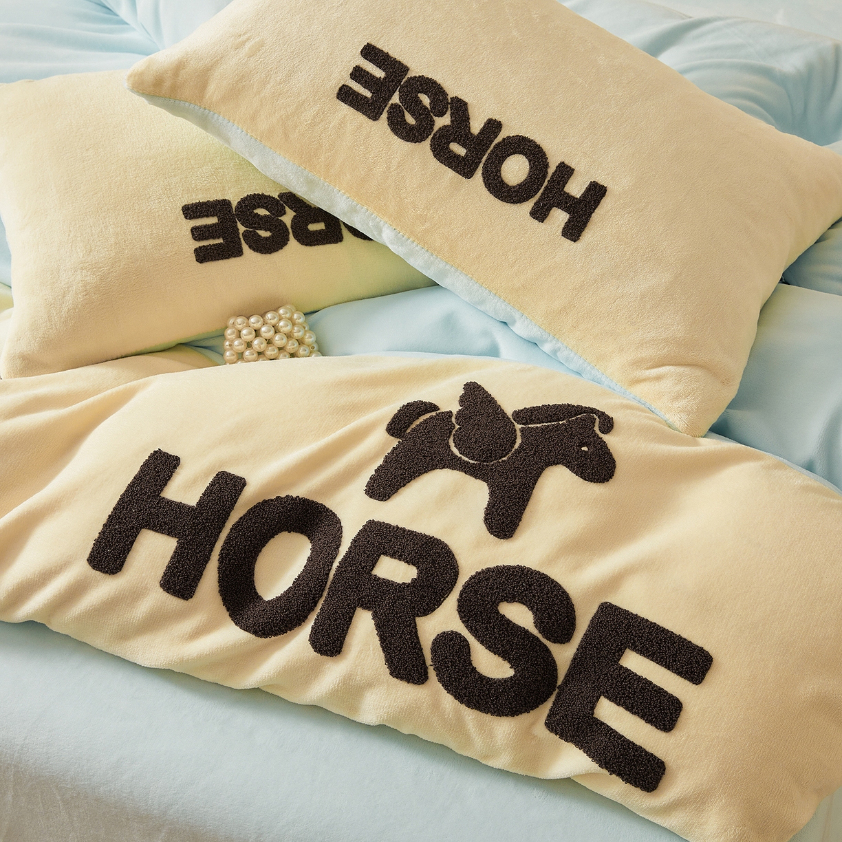 91家纺网 家纺一手货源 找家纺 义博家纺 2025新款高克重牛奶绒双拼毛巾绣爱马系列四件套 爱马 蓝