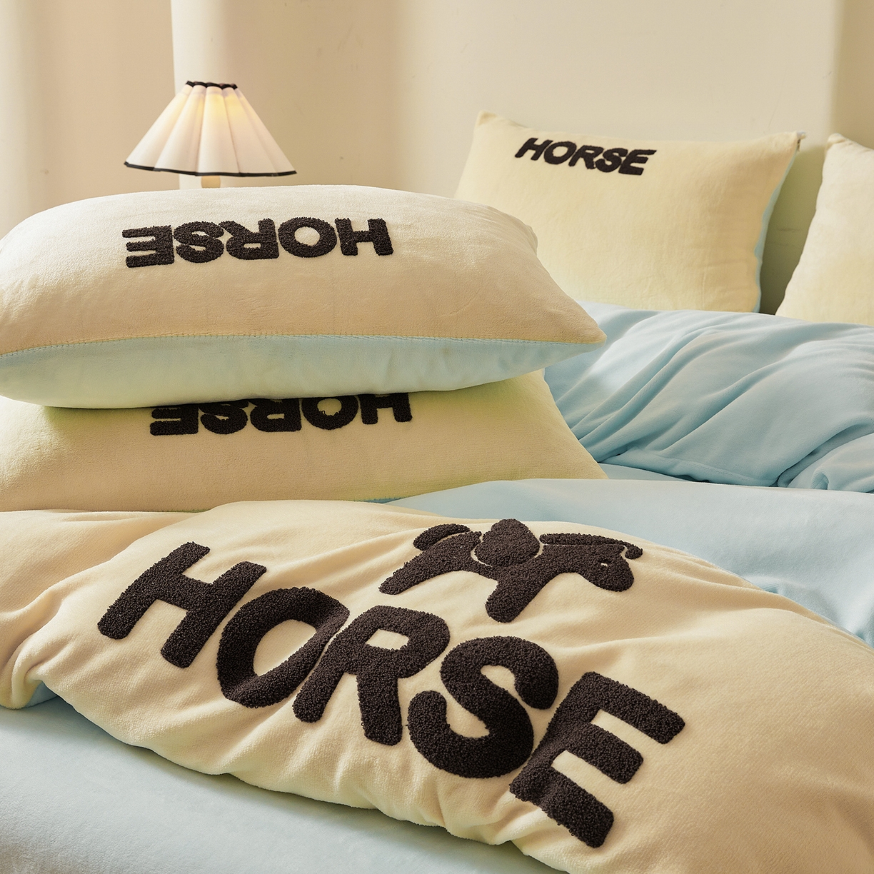 91家纺网 家纺一手货源 找家纺 义博家纺 2025新款高克重牛奶绒双拼毛巾绣爱马系列四件套 爱马 蓝