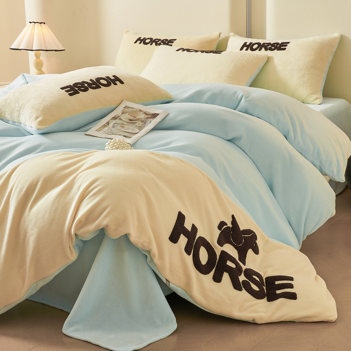 91家纺网 家纺一手货源 找家纺 义博家纺 2025新款高克重牛奶绒双拼毛巾绣爱马系列四件套 爱马 蓝