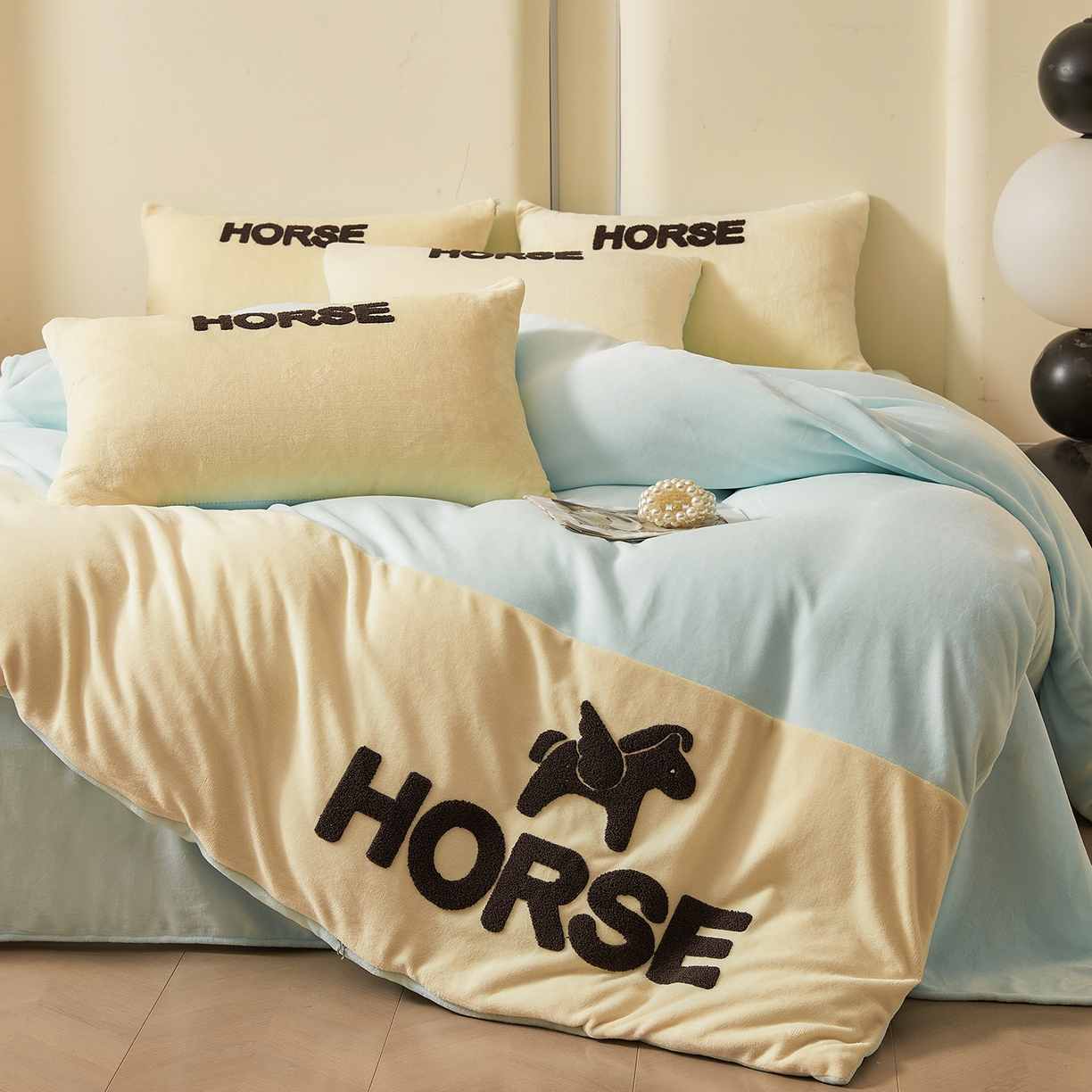 91家纺网 家纺一手货源 找家纺 义博家纺 2025新款高克重牛奶绒双拼毛巾绣爱马系列四件套 爱马 蓝