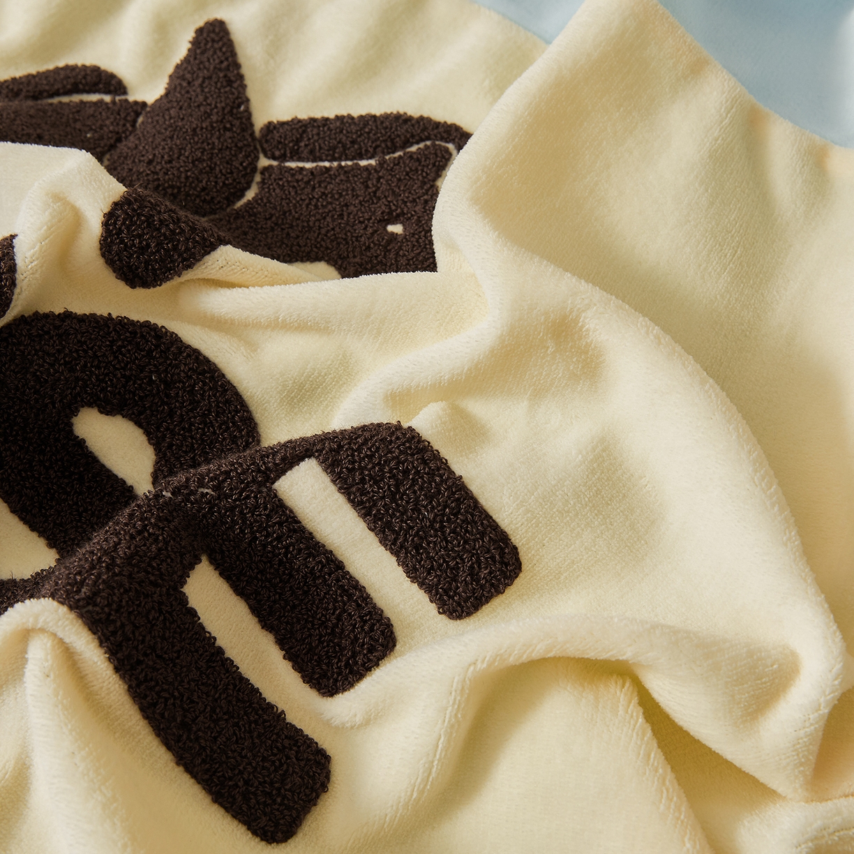 91家纺网 家纺一手货源 找家纺 义博家纺 2025新款高克重牛奶绒双拼毛巾绣爱马系列四件套 爱马 蓝