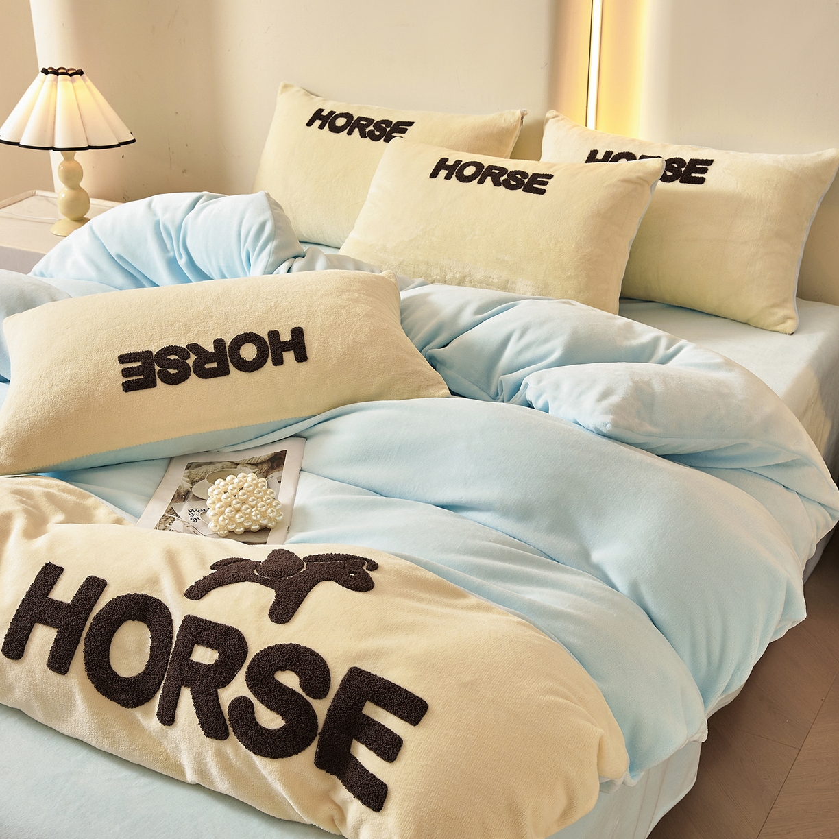 91家纺网 家纺一手货源 找家纺 义博家纺 2025新款高克重牛奶绒双拼毛巾绣爱马系列四件套 爱马 蓝