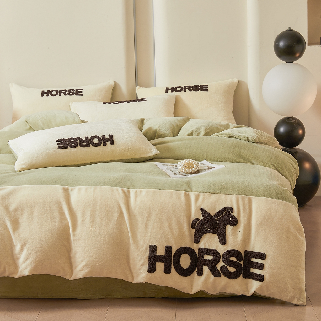 91家纺网 家纺一手货源 找家纺 义博家纺 2025新款高克重牛奶绒双拼毛巾绣爱马系列四件套 爱马 绿