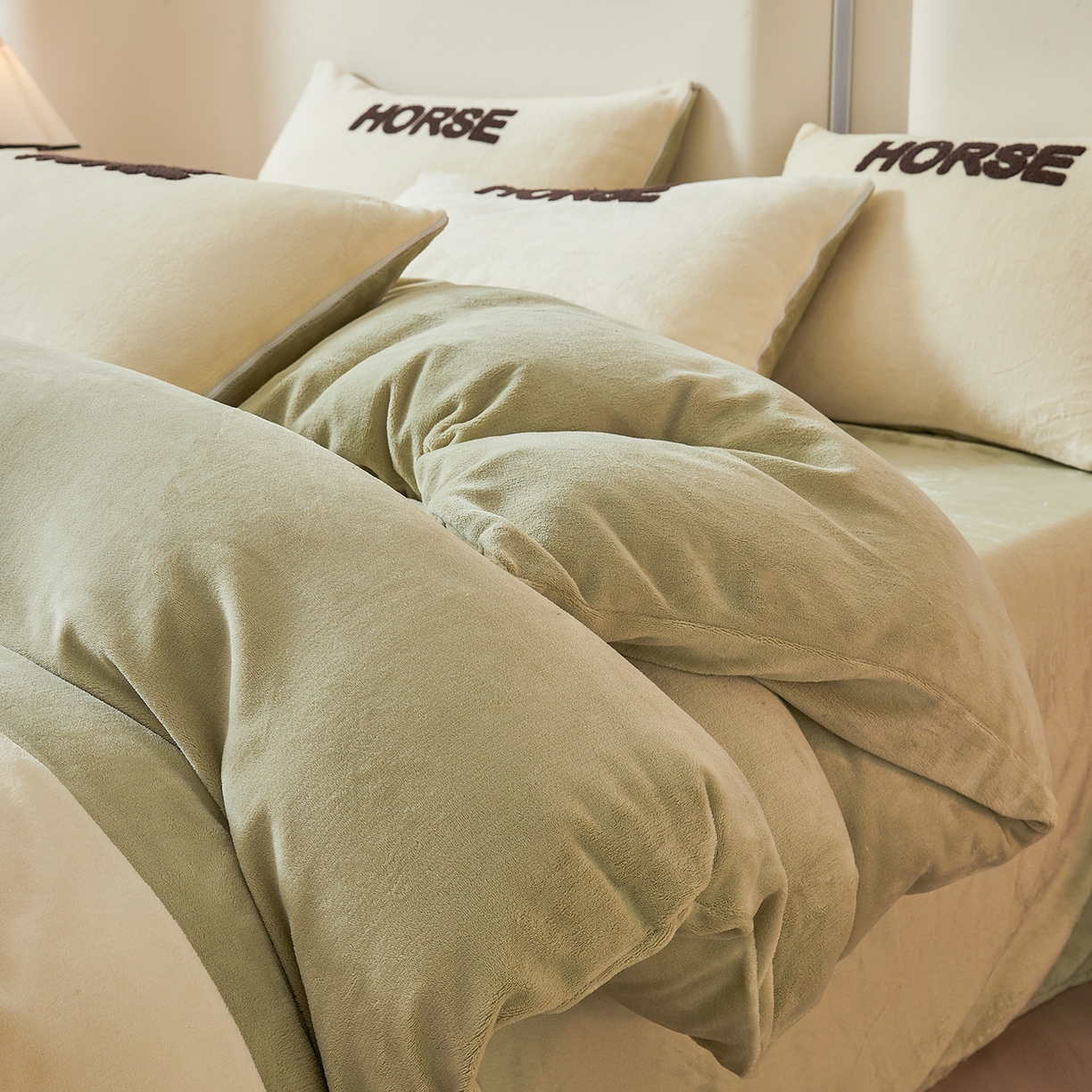 91家纺网 家纺一手货源 找家纺 义博家纺 2025新款高克重牛奶绒双拼毛巾绣爱马系列四件套 爱马 绿