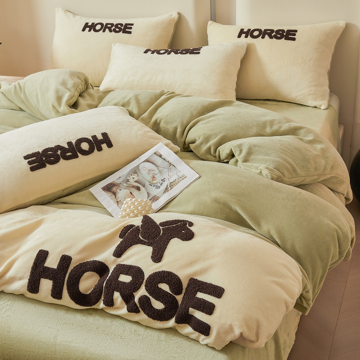 91家纺网 家纺一手货源 找家纺 义博家纺 2025新款高克重牛奶绒双拼毛巾绣爱马系列四件套 爱马 绿