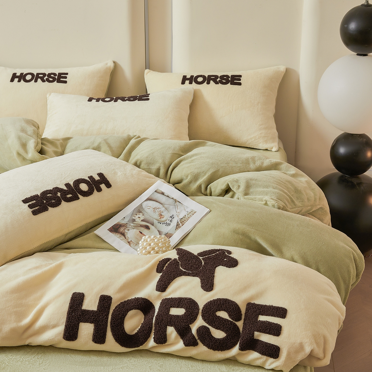 91家纺网 家纺一手货源 找家纺 义博家纺 2025新款高克重牛奶绒双拼毛巾绣爱马系列四件套 爱马 绿