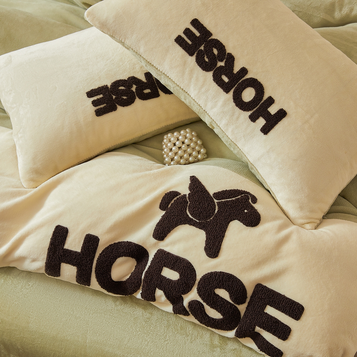 91家纺网 家纺一手货源 找家纺 义博家纺 2025新款高克重牛奶绒双拼毛巾绣爱马系列四件套 爱马 绿