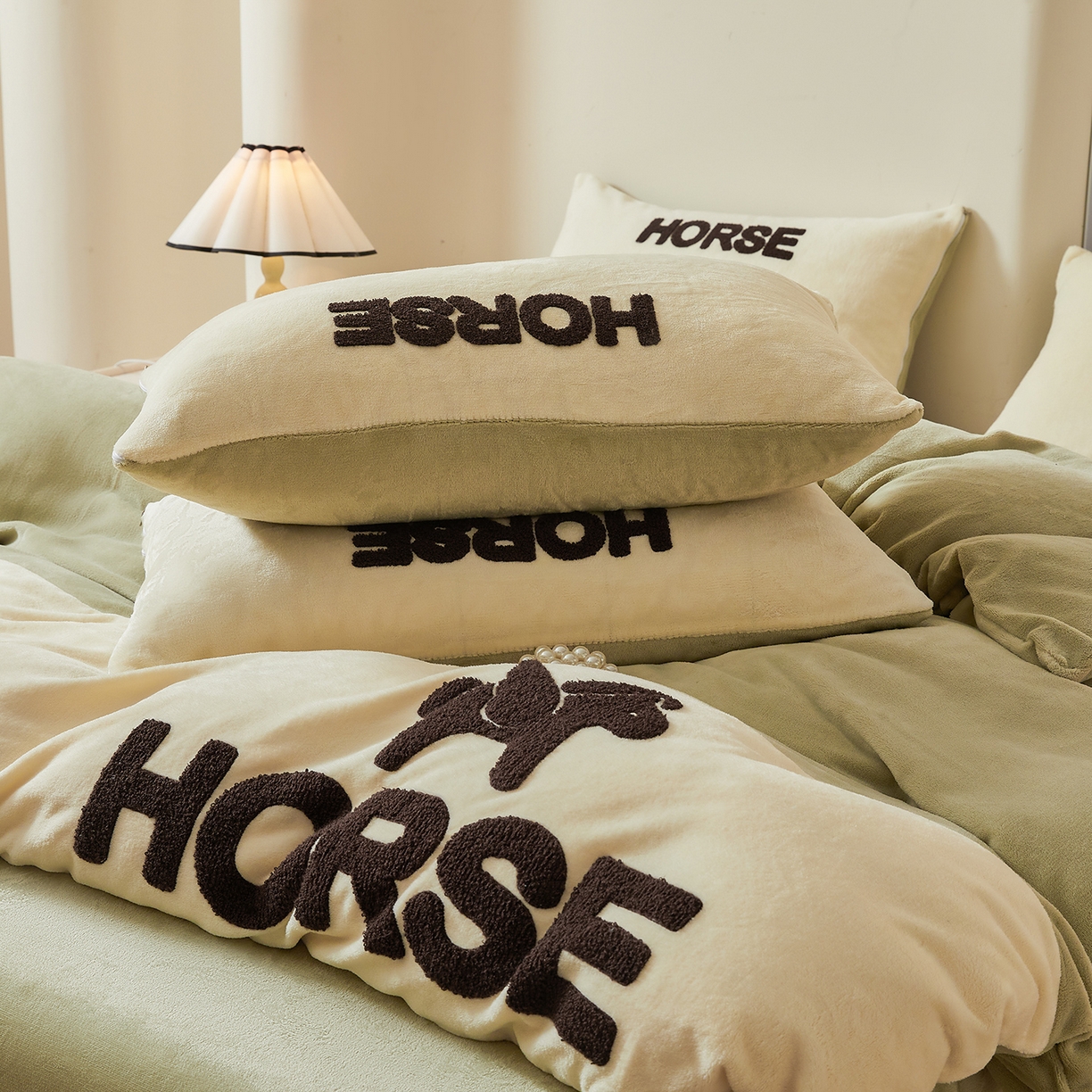 91家纺网 家纺一手货源 找家纺 义博家纺 2025新款高克重牛奶绒双拼毛巾绣爱马系列四件套 爱马 绿