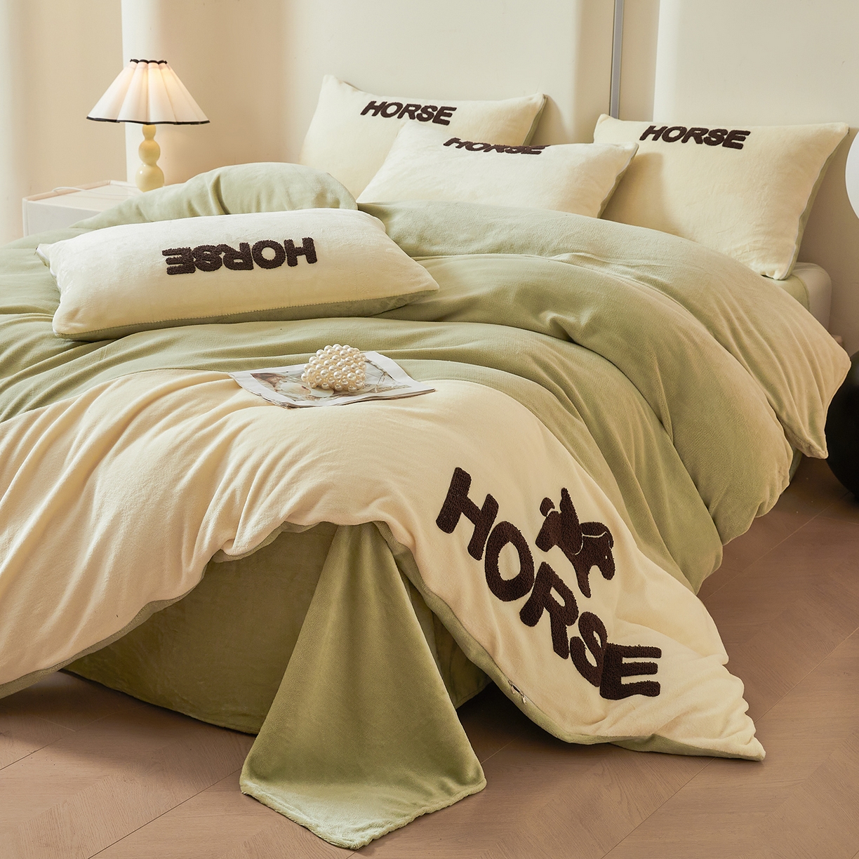 91家纺网 家纺一手货源 找家纺 义博家纺 2025新款高克重牛奶绒双拼毛巾绣爱马系列四件套 爱马 绿