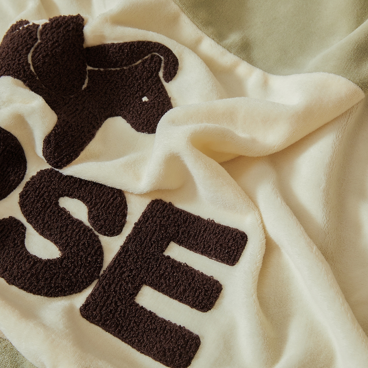 91家纺网 家纺一手货源 找家纺 义博家纺 2025新款高克重牛奶绒双拼毛巾绣爱马系列四件套 爱马 绿