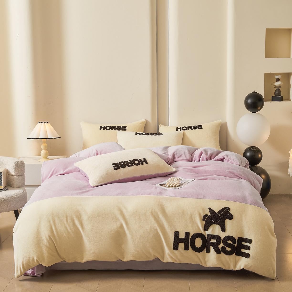 义博家纺 2025新款高克重牛奶绒双拼毛巾绣爱马系列四件套 爱马 紫