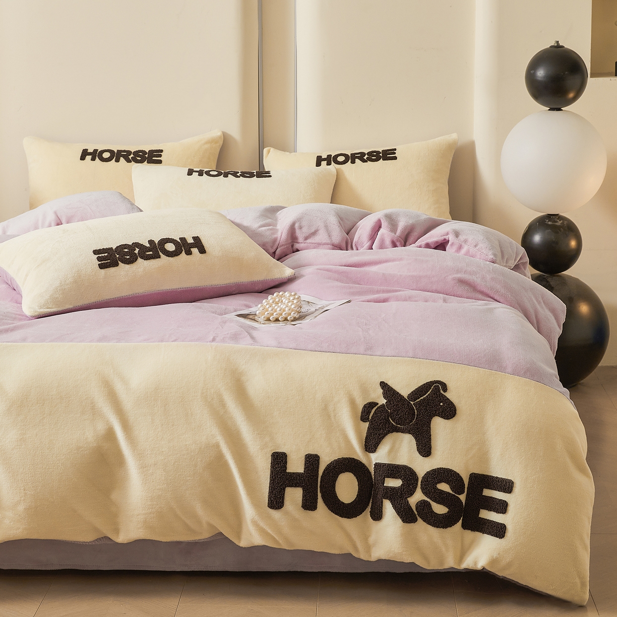 91家纺网 家纺一手货源 找家纺 义博家纺 2025新款高克重牛奶绒双拼毛巾绣爱马系列四件套 爱马 紫