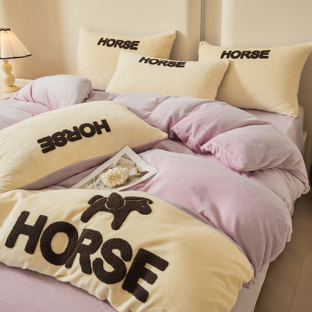 91家纺网 家纺一手货源 找家纺 义博家纺 2025新款高克重牛奶绒双拼毛巾绣爱马系列四件套 爱马 紫