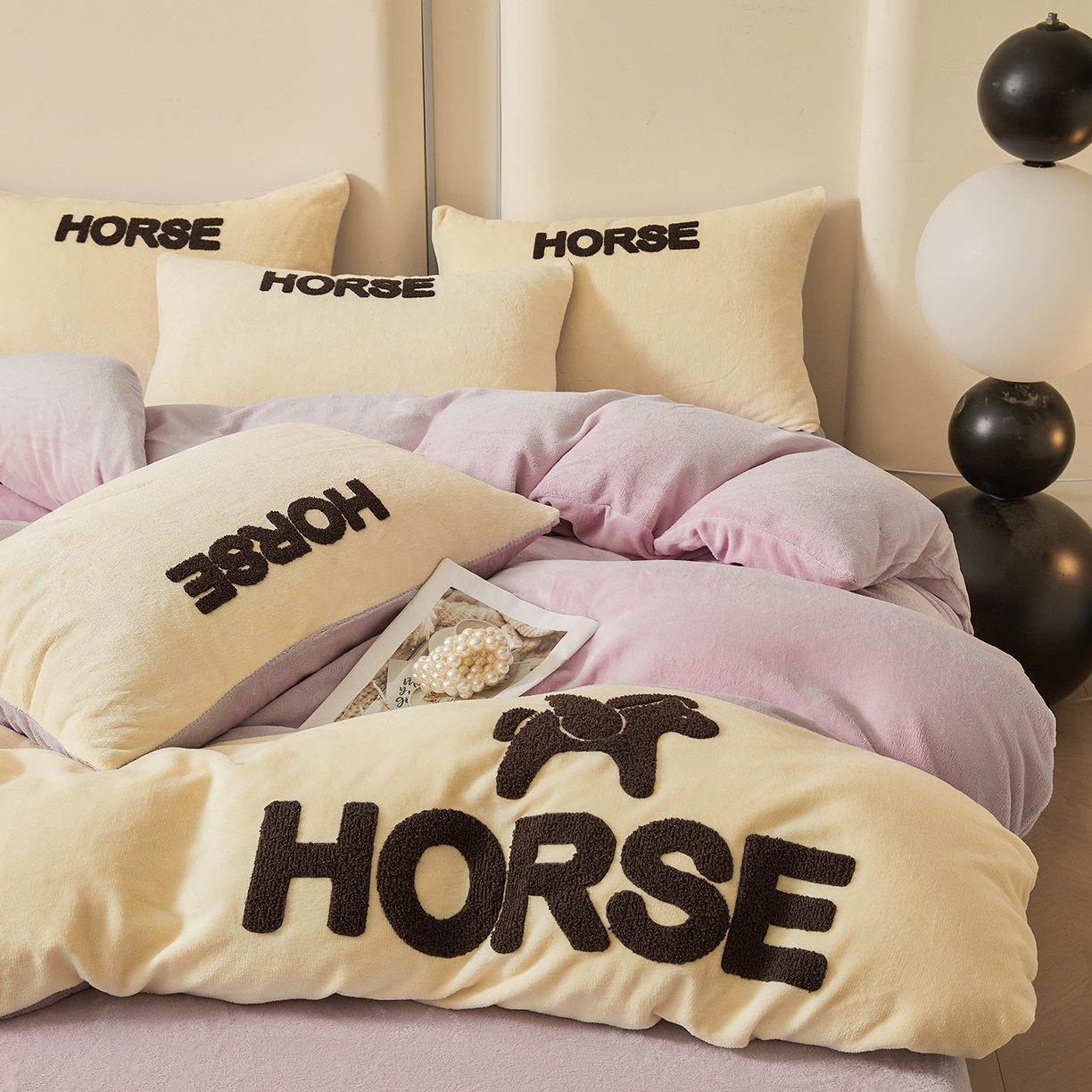 91家纺网 家纺一手货源 找家纺 义博家纺 2025新款高克重牛奶绒双拼毛巾绣爱马系列四件套 爱马 紫