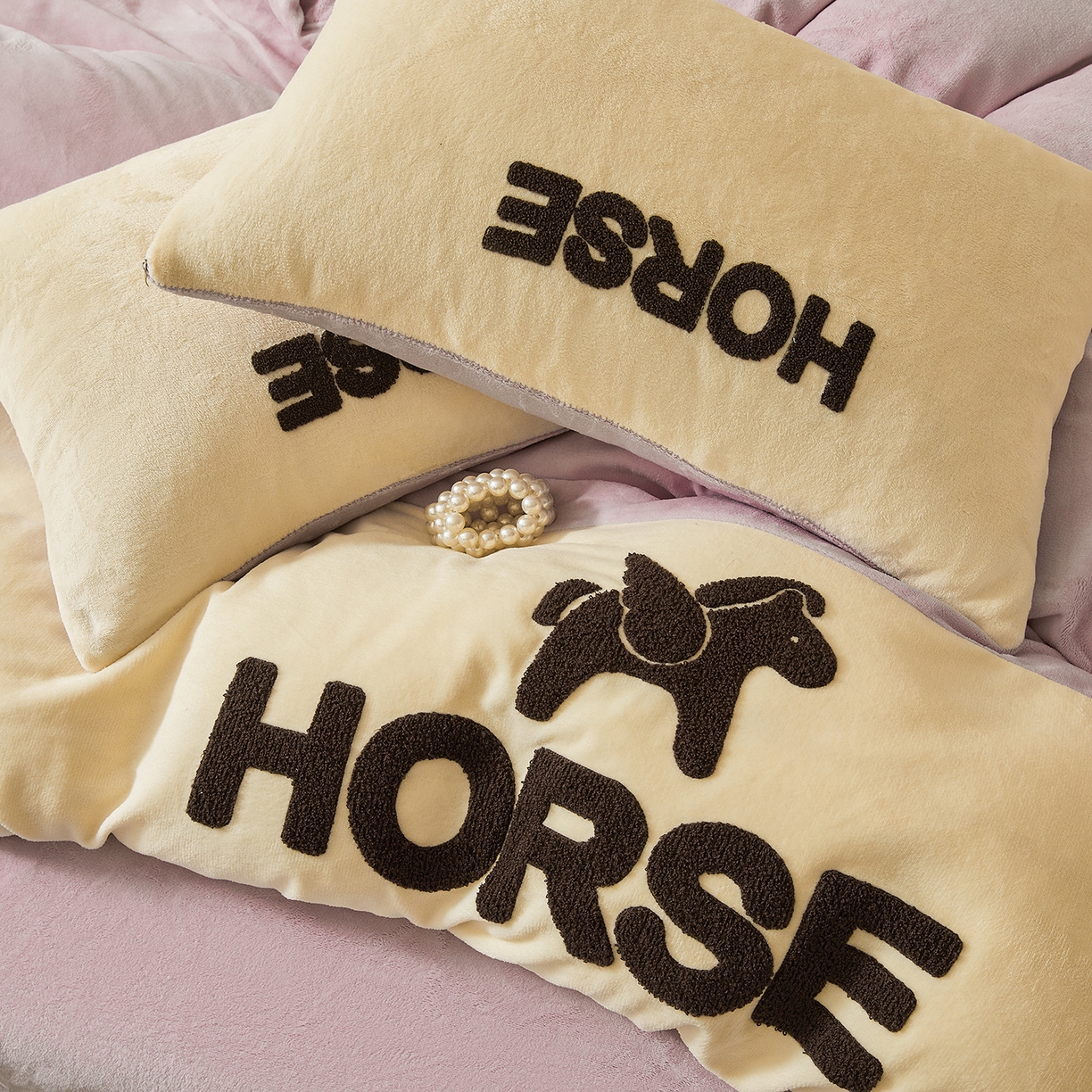 91家纺网 家纺一手货源 找家纺 义博家纺 2025新款高克重牛奶绒双拼毛巾绣爱马系列四件套 爱马 紫