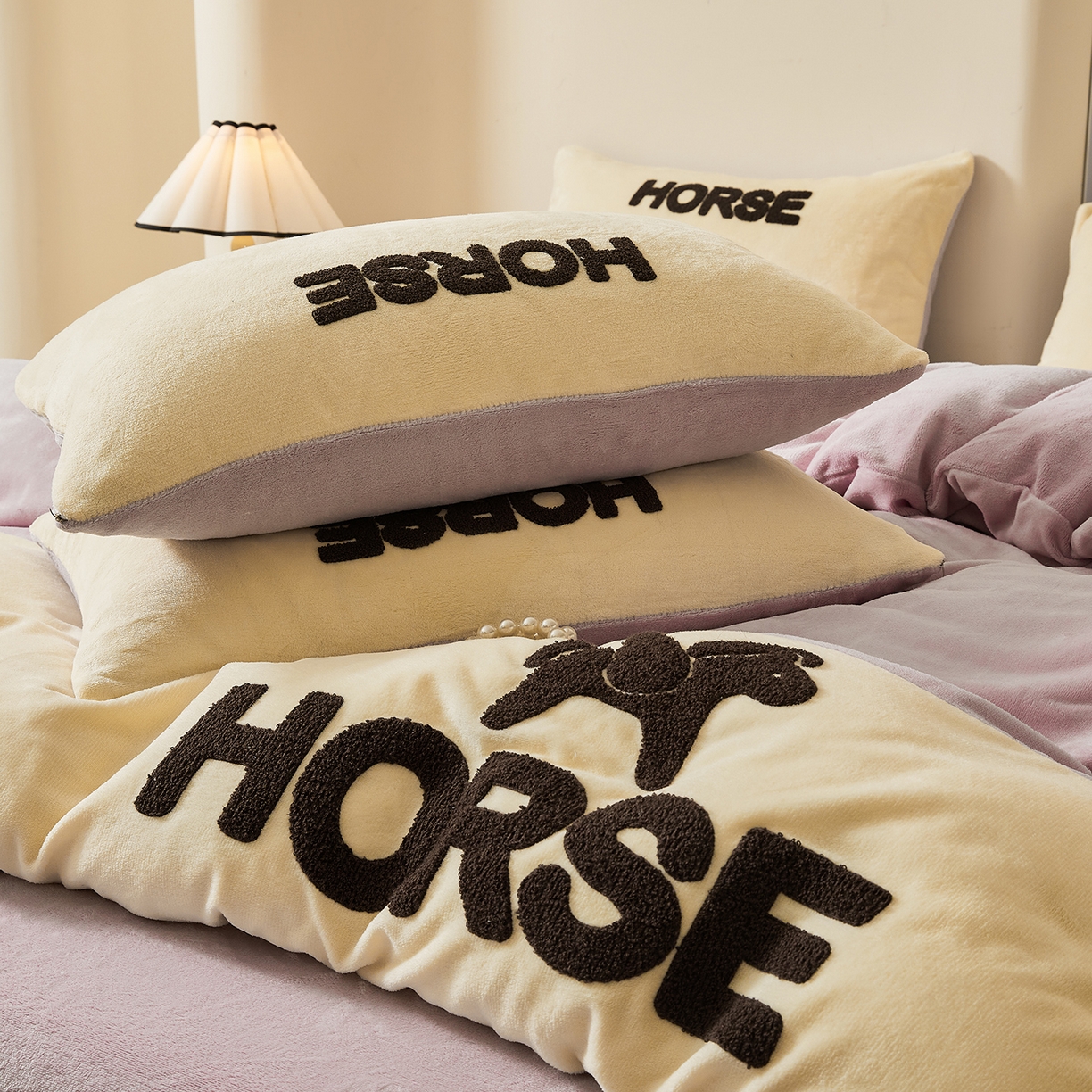 91家纺网 家纺一手货源 找家纺 义博家纺 2025新款高克重牛奶绒双拼毛巾绣爱马系列四件套 爱马 紫