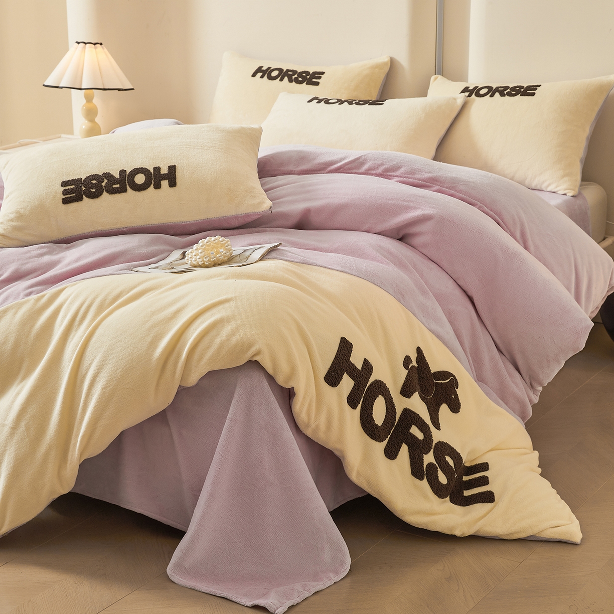 91家纺网 家纺一手货源 找家纺 义博家纺 2025新款高克重牛奶绒双拼毛巾绣爱马系列四件套 爱马 紫