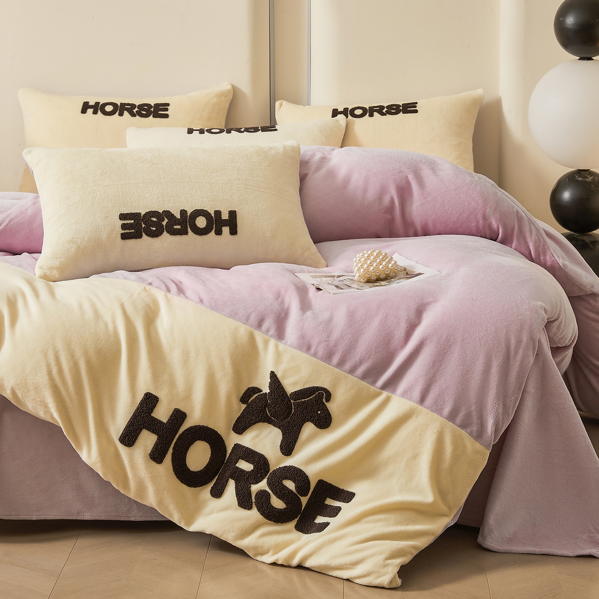 91家纺网 家纺一手货源 找家纺 义博家纺 2025新款高克重牛奶绒双拼毛巾绣爱马系列四件套 爱马 紫