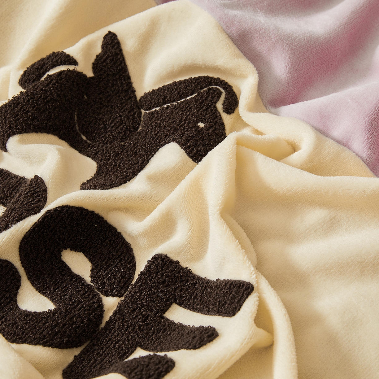 91家纺网 家纺一手货源 找家纺 义博家纺 2025新款高克重牛奶绒双拼毛巾绣爱马系列四件套 爱马 紫