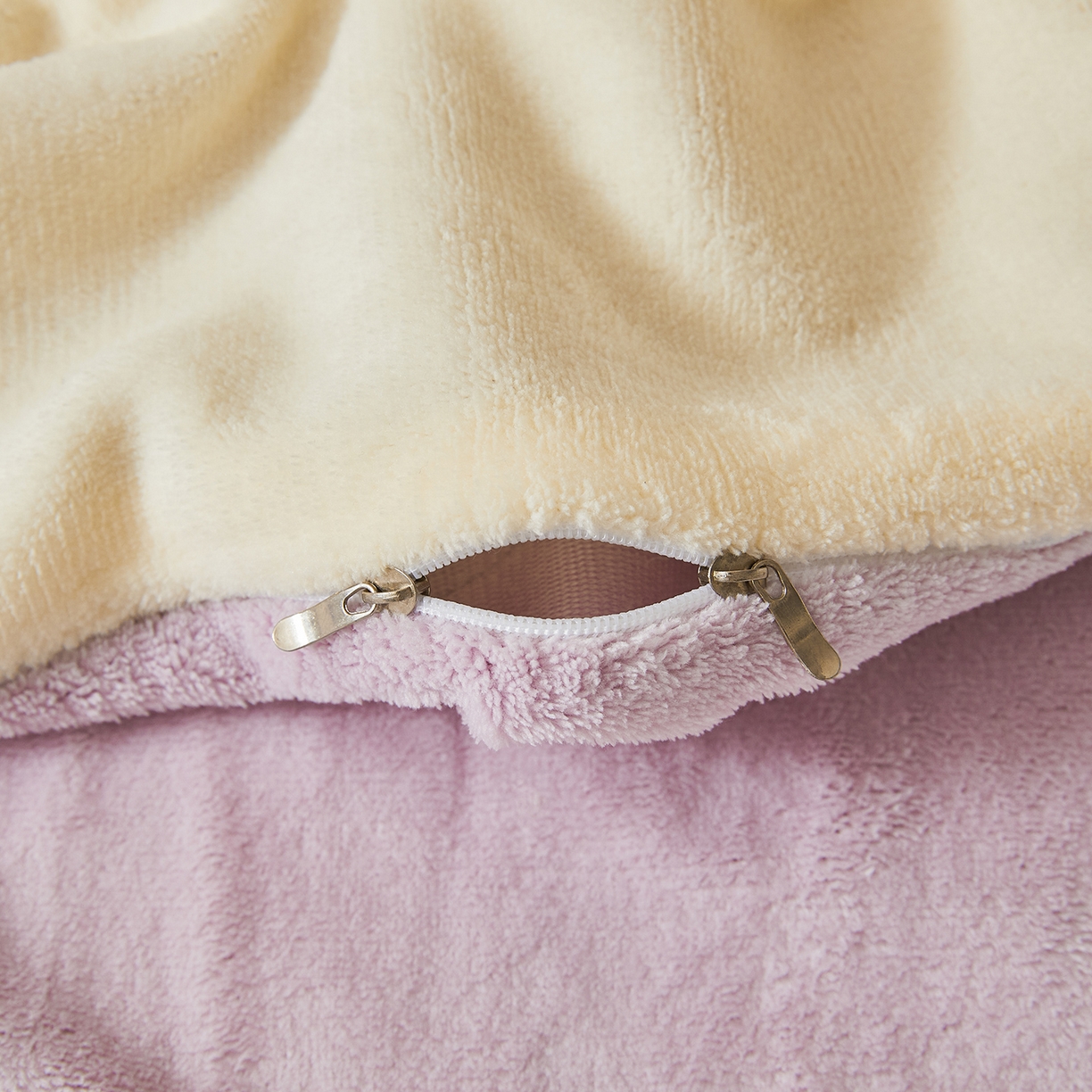 91家纺网 家纺一手货源 找家纺 义博家纺 2025新款高克重牛奶绒双拼毛巾绣爱马系列四件套 爱马 紫