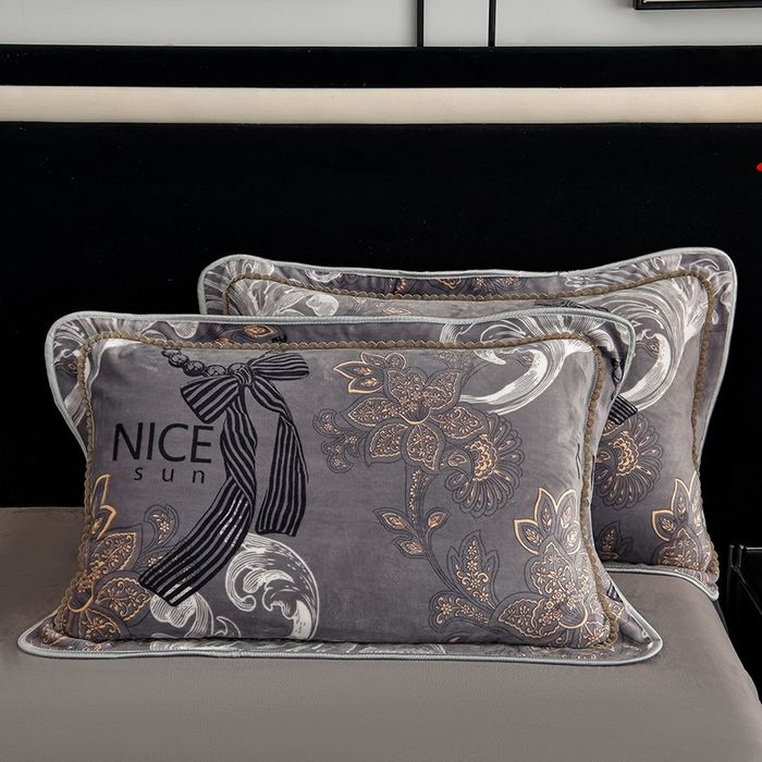 91家纺网 家纺一手货源 找家纺 诺梵家纺 2025新款8斤加厚保暖金貂绒牛奶绒印花四件套豆蔻年华灰