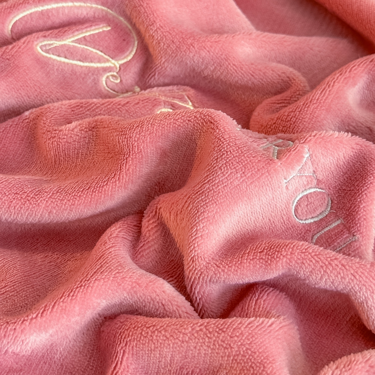 91家纺网 家纺一手货源 找家纺 （总）梓之赫 2025新款全工艺牛奶绒手工花床盖款四件套