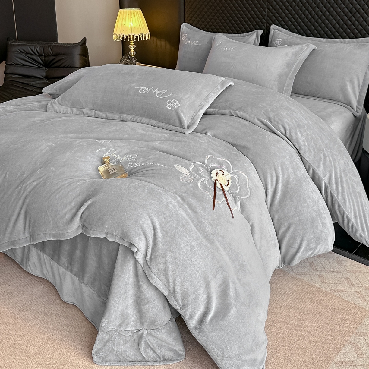 91家纺网 家纺一手货源 找家纺 （总）梓之赫 2025新款全工艺牛奶绒手工花床盖款四件套