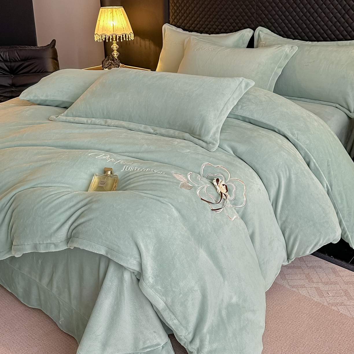 91家纺网 家纺一手货源 找家纺 （总）梓之赫 2025新款全工艺牛奶绒手工花床盖款四件套