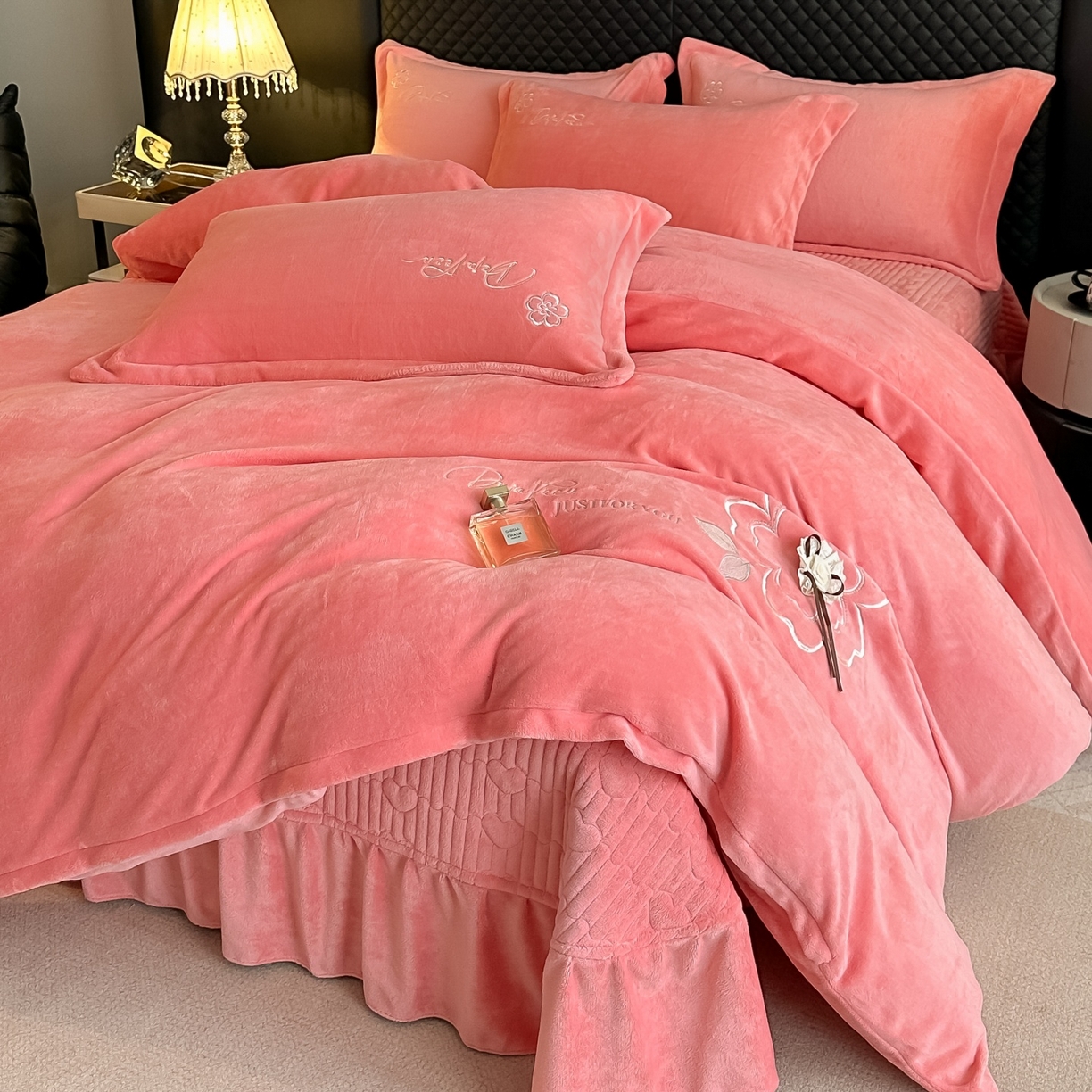 91家纺网 家纺一手货源 找家纺 （总）梓之赫 2025新款全工艺牛奶绒手工花床盖款四件套