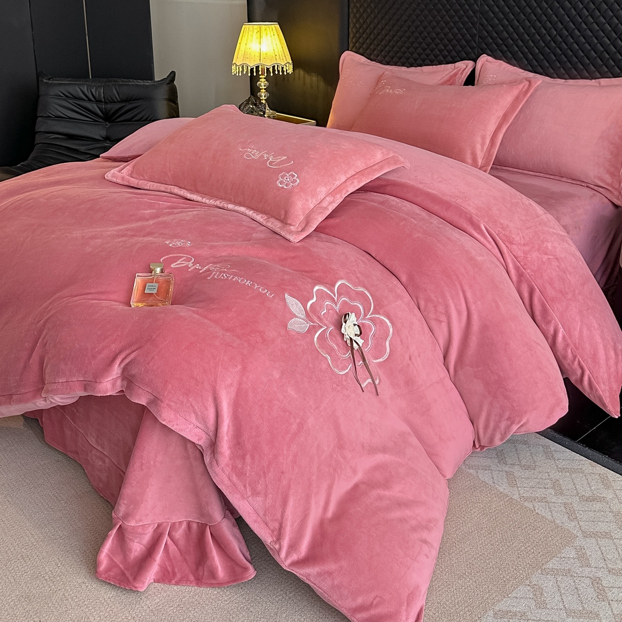 梓之赫 2025新款全工艺牛奶绒手工花床盖款四件套 豆沙