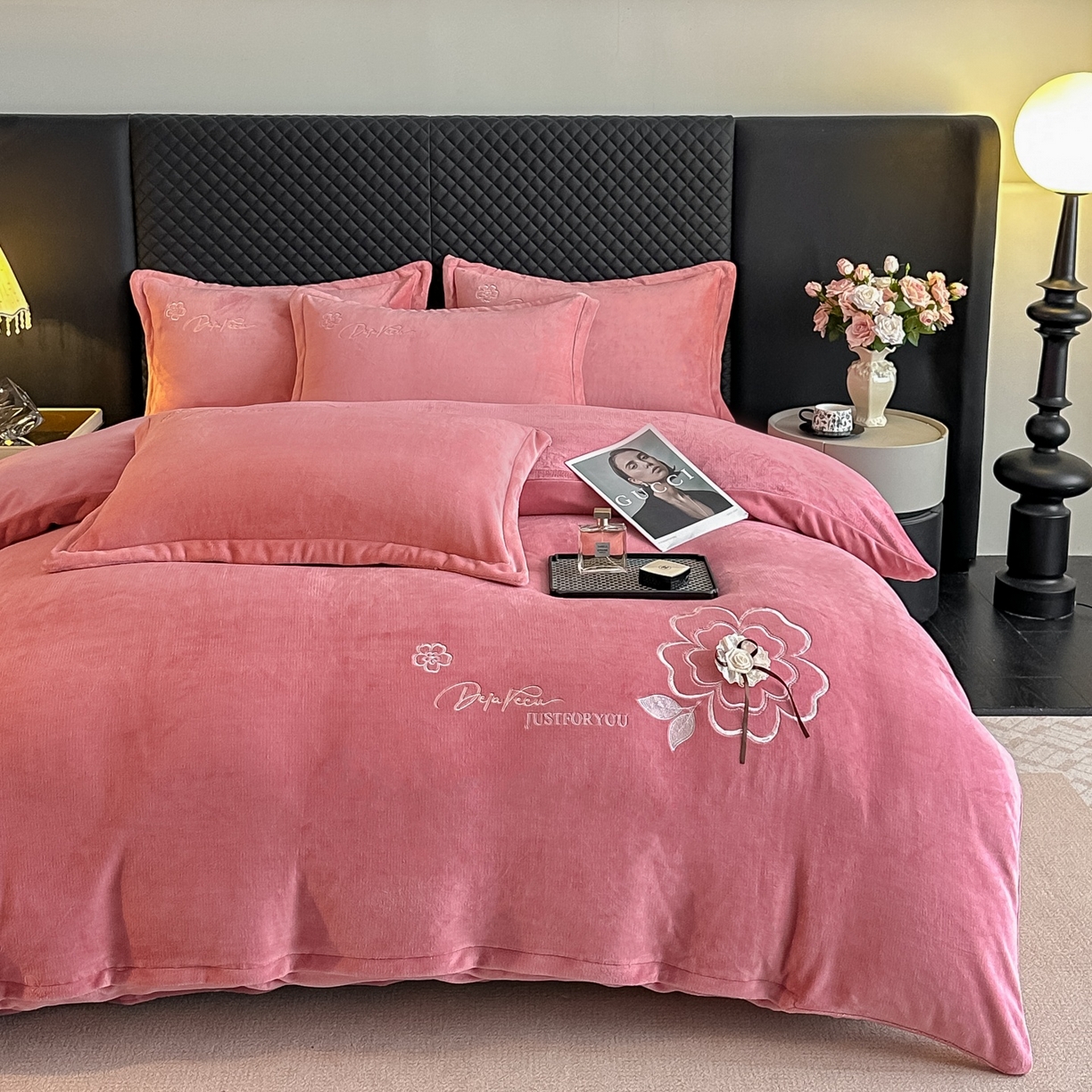 91家纺网 家纺一手货源 找家纺 梓之赫 2025新款全工艺牛奶绒手工花床盖款四件套 豆沙