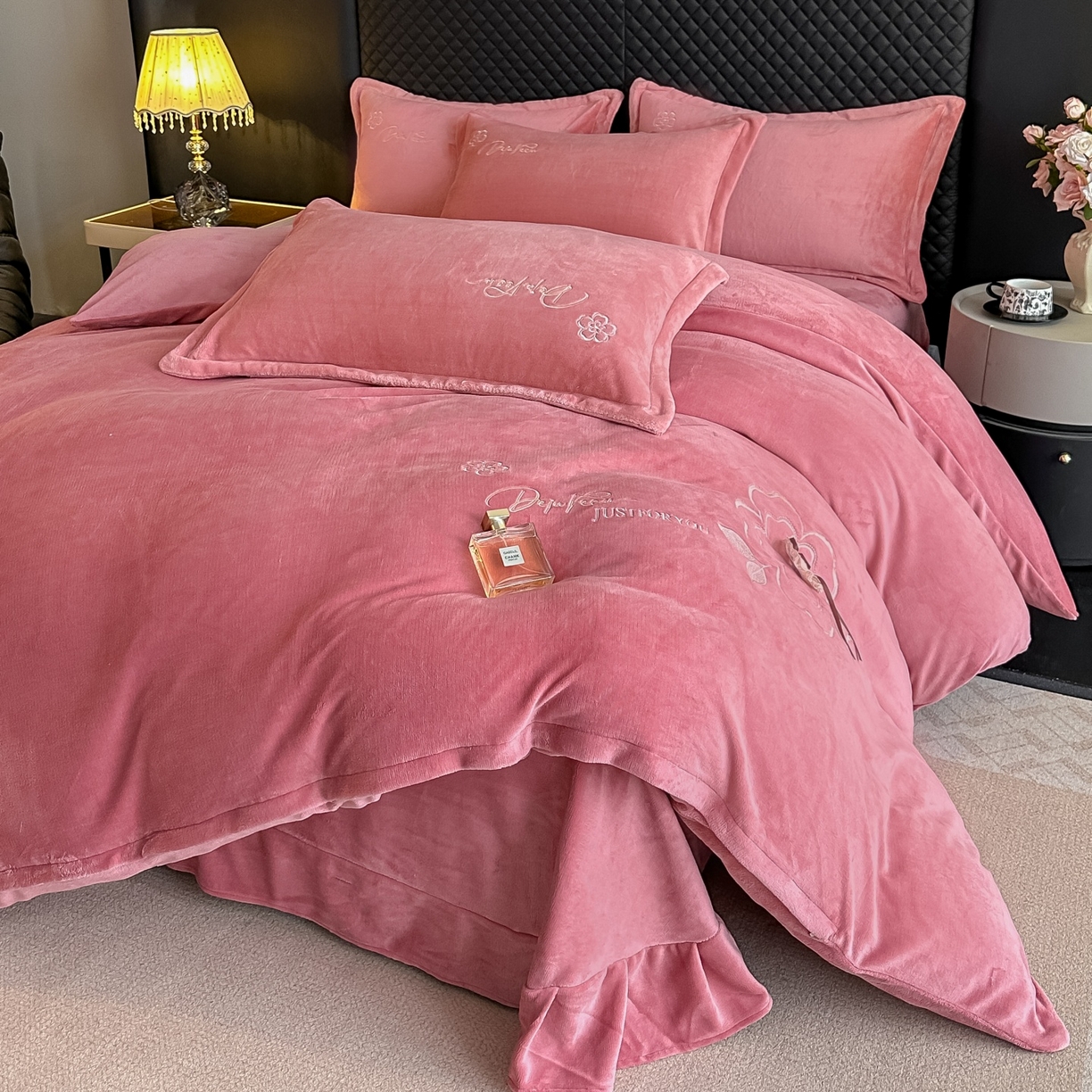 91家纺网 家纺一手货源 找家纺 梓之赫 2025新款全工艺牛奶绒手工花床盖款四件套 豆沙