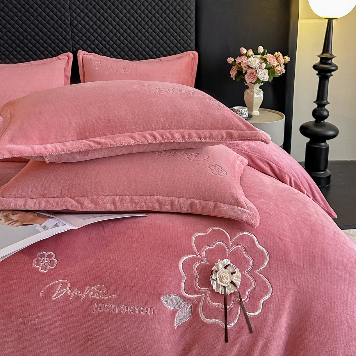 91家纺网 家纺一手货源 找家纺 梓之赫 2025新款全工艺牛奶绒手工花床盖款四件套 豆沙