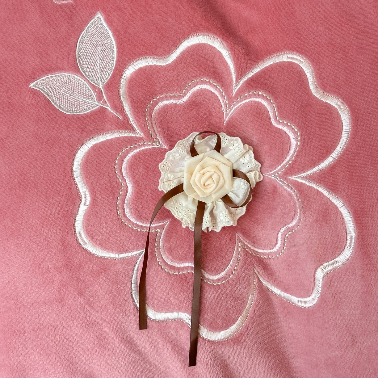 91家纺网 家纺一手货源 找家纺 梓之赫 2025新款全工艺牛奶绒手工花床盖款四件套 豆沙