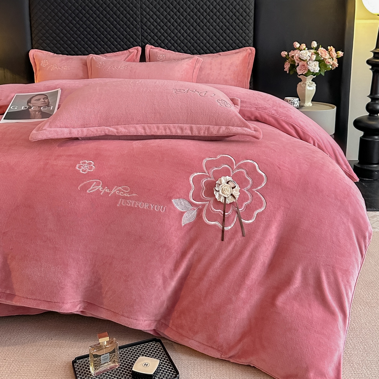 91家纺网 家纺一手货源 找家纺 梓之赫 2025新款全工艺牛奶绒手工花床盖款四件套 豆沙