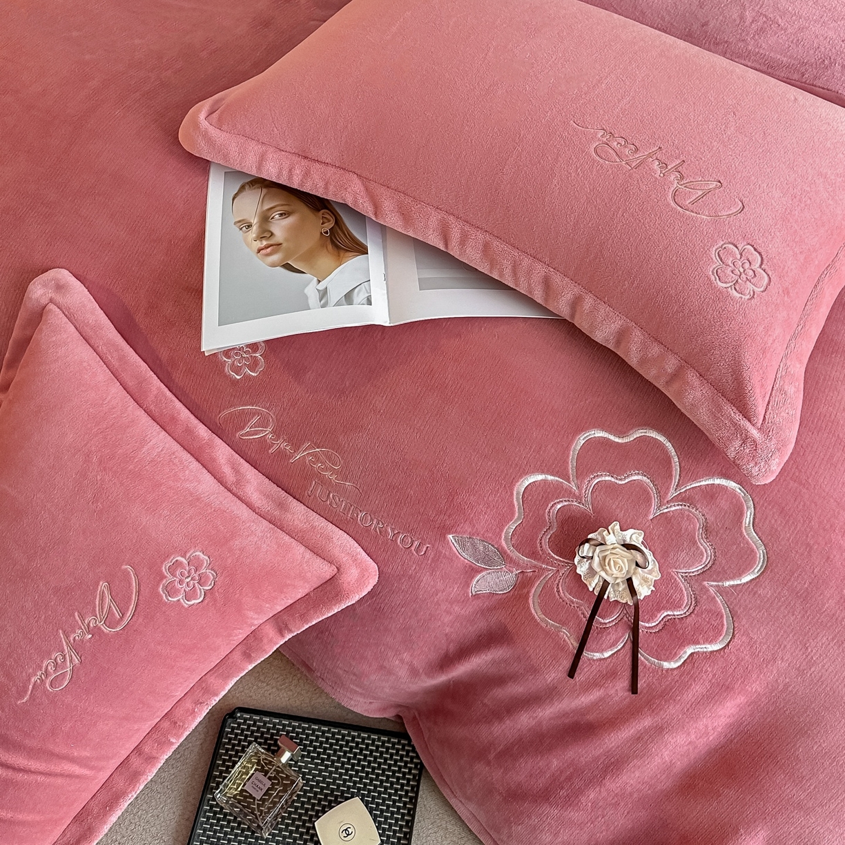 91家纺网 家纺一手货源 找家纺 梓之赫 2025新款全工艺牛奶绒手工花床盖款四件套 豆沙