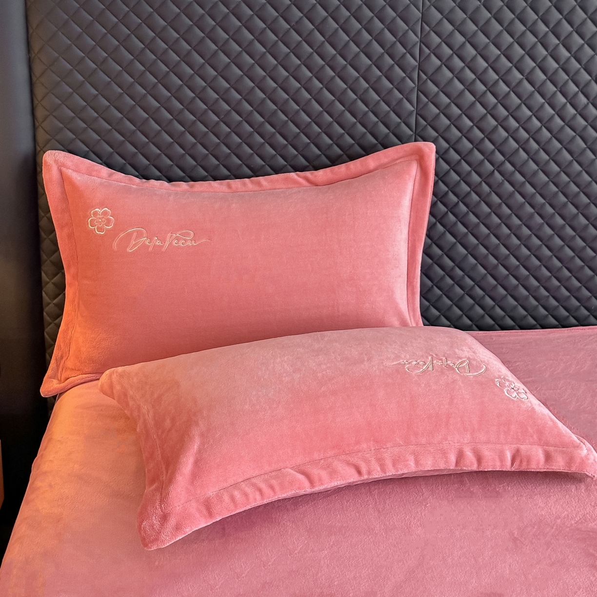 91家纺网 家纺一手货源 找家纺 梓之赫 2025新款全工艺牛奶绒手工花床盖款四件套 豆沙