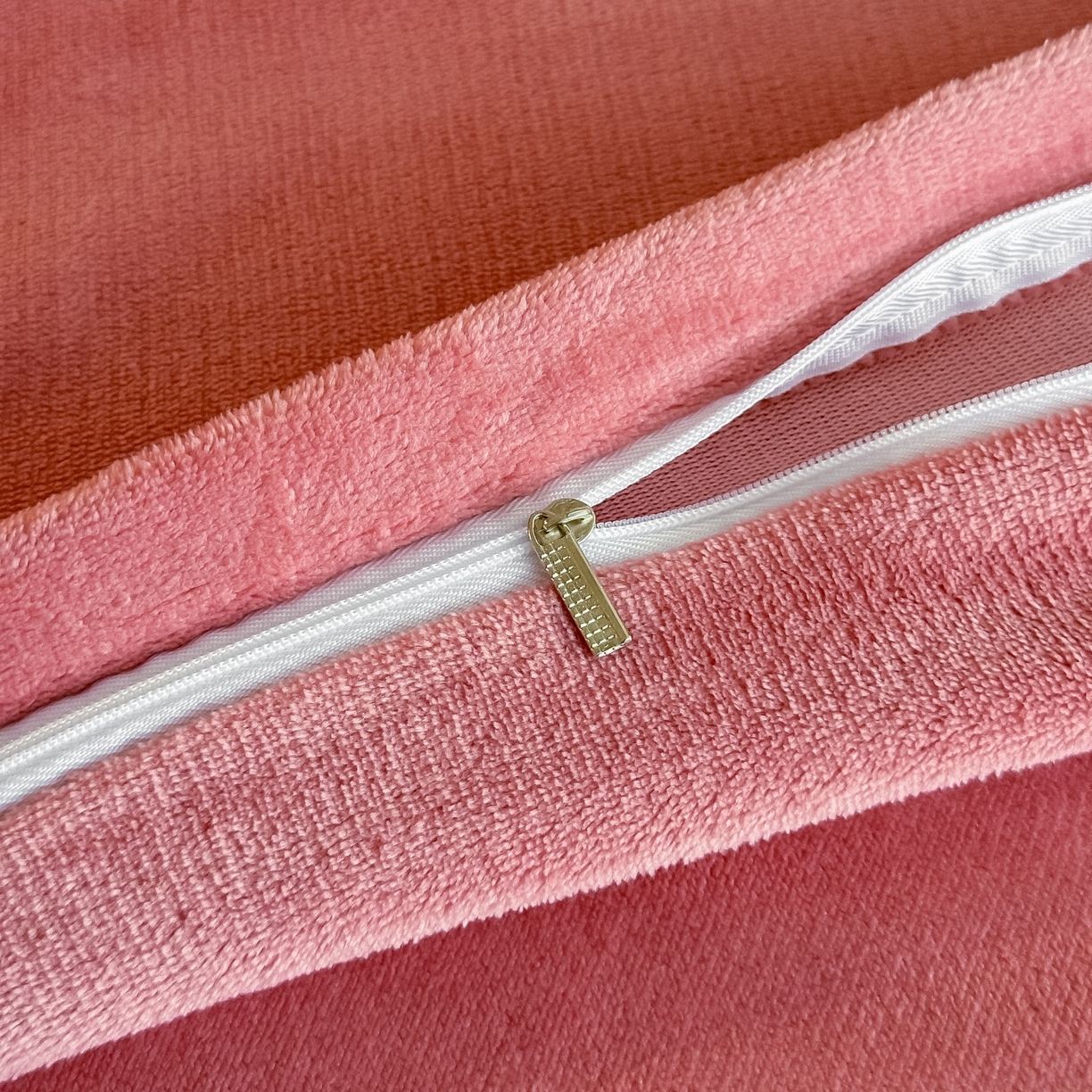 91家纺网 家纺一手货源 找家纺 梓之赫 2025新款全工艺牛奶绒手工花床盖款四件套 豆沙