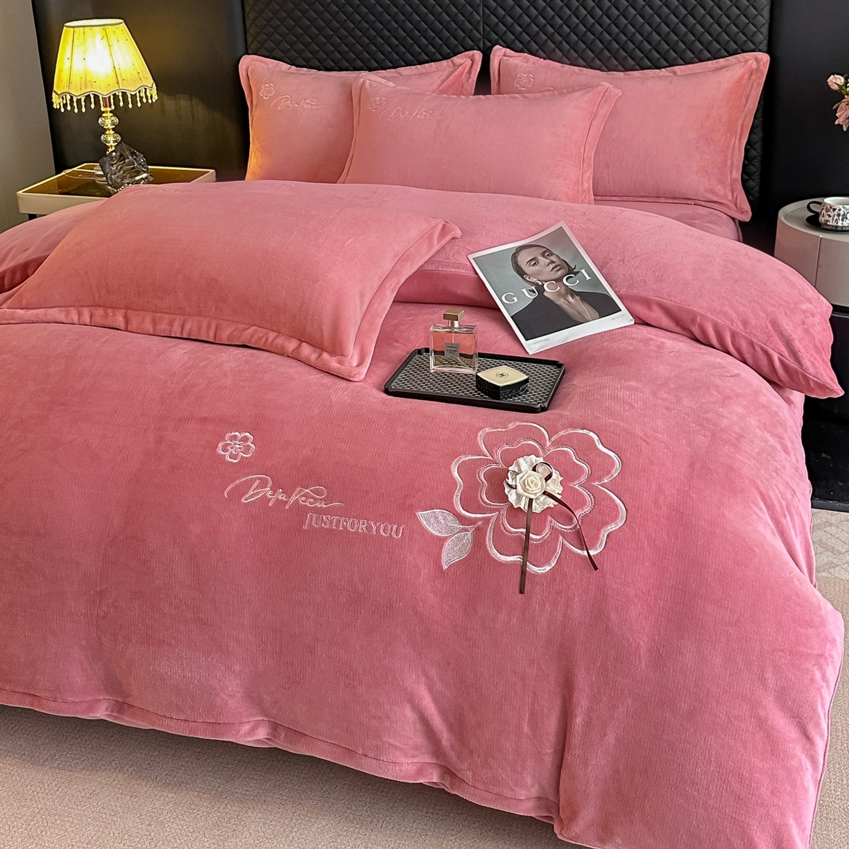 91家纺网 家纺一手货源 找家纺 梓之赫 2025新款全工艺牛奶绒手工花床盖款四件套 豆沙